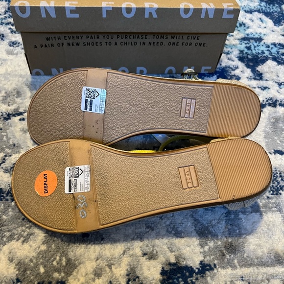 TOMS Playa Sandals in Burlap Linen and Hot Fluorescent Yellow, Size 8 - Picture 6 of 7